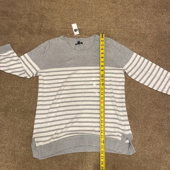 Gap Sweater - Picture 9 of 9